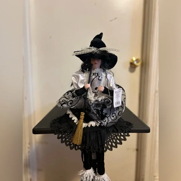 Sitting Witch - Picture 8 of 10